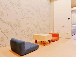 Serene Joy Court , 5 minute walk to the station , 1 stop to Tsutenkaku Tower and Namba , Near the JR Kyoto Line , Close to a 24 hour supermarket , Hot springs