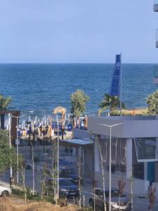Beach Side Alezzi Luxury Large Apartment - Beach Pool & Spa Resort la 10 m de plaja