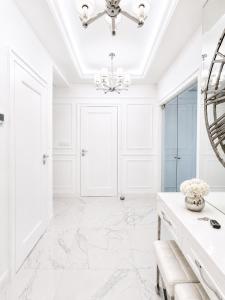 White Marble Palace Apartment 2xParking WiFI AC Fireplace Balcony Terrace Security Vistula River Wawel Castle Old Town