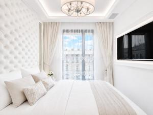 White Marble Palace Apartment 2xParking WiFI AC Fireplace Balcony Terrace Security Vistula River Wawel Castle Old Town