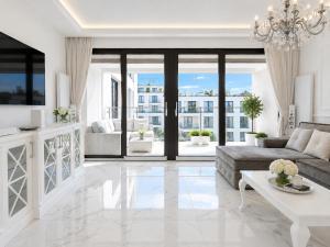 White Marble Palace Apartment 2xParking WiFI AC Fireplace Balcony Terrace Security Vistula River Wawel Castle Old Town