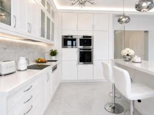 White Marble Palace Apartment 2xParking WiFI AC Fireplace Balcony Terrace Security Vistula River Wawel Castle Old Town