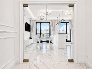 White Marble Palace Apartment 2xParking WiFI AC Fireplace Balcony Terrace Security Vistula River Wawel Castle Old Town