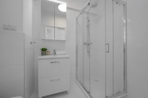 Browary Warszawskie Stylowe Studia z Balkonami w Centrum by Renters Premium