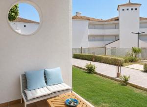 Bright and quiet apartment with a pool