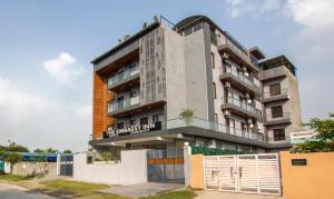 The Embassy Inn - Near Advant & Sector 143 Metro