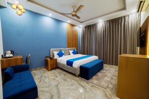 The Embassy Inn - Near Advant & Sector 143 Metro