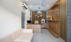 The Embassy Inn - Near Advant & Sector 143 Metro