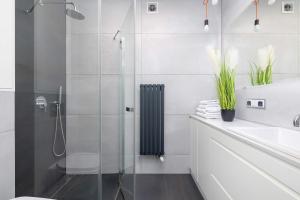 Stylish Apartment with a Balcony and Parking Close to Nature by Noclegi Renters