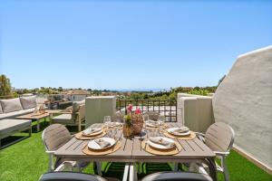 Sea View Penthouse with 2 Pools and Beach Nearby