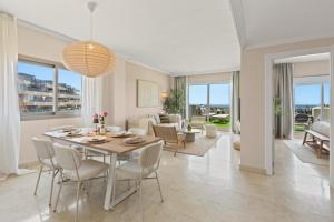 Sea View Penthouse with 2 Pools and Beach Nearby