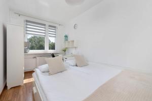Przestronny Apartament z Balkonem i Miejscem do Pracy by Noclegi Renters