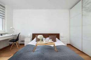 Przestronny Apartament z Balkonem i Miejscem do Pracy by Noclegi Renters