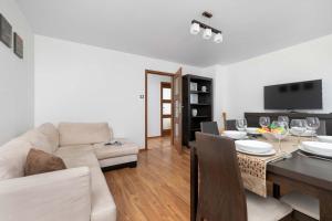 Przestronny Apartament z Balkonem i Miejscem do Pracy by Noclegi Renters