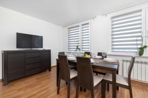 Przestronny Apartament z Balkonem i Miejscem do Pracy by Noclegi Renters