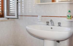 Beautiful Apartment In Marina Di Modica With Wifi