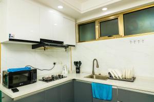 Luxury 1-BDR with gym, mini-golf & balcony in Kilimani