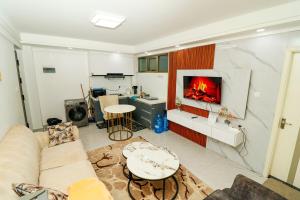Luxury 1-BDR with gym, mini-golf & balcony in Kilimani