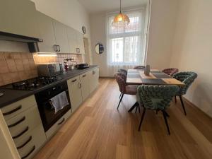 Quiet Old Town 2BR Walk toAttractions