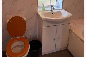 Weoley Castle 2-Bed House Sleeps 4 with Garden