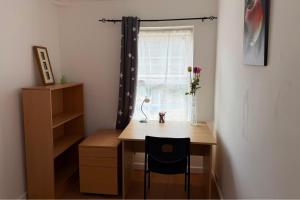 Weoley Castle 2-Bed House Sleeps 4 with Garden