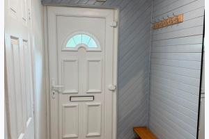 Weoley Castle 2-Bed House Sleeps 4 with Garden