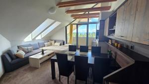 Summit View Apartment