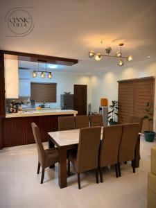 Modern Luxury Villa Private Pool Pet Friendly 4 Bedrooms Karaoke Netflix and Chill