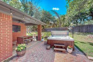Kennedale Home with Private Year Round Hot Tub Game Room Sleeps 10