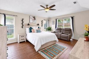 Kennedale Home with Private Year Round Hot Tub Game Room Sleeps 10
