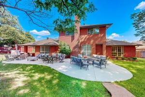 Kennedale Home with Private Year Round Hot Tub Game Room Sleeps 10