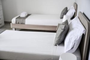 F10 Room 3, Private Room two single beds shared bathroom in shared Flat