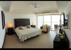 Beachfront Bay View Marina with Jacuzzi