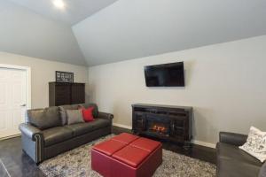 Pet Friendly 3BR Tulsa Home with Pool Table Near Expo Square and Philbrook