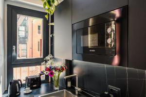Retreat with Terrace, 25-minute walk from the Trevi Fountain