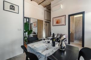 Retreat with Terrace, 25-minute walk from the Trevi Fountain
