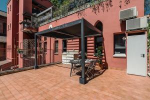 Retreat with Terrace, 25-minute walk from the Trevi Fountain