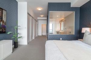 Skyline Penthouse Retreat Waterfront Views