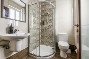 F10 Room 1, Private Double room with private bathroom in shared Flat