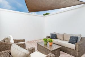 Stylish & bright contemporary 3BD I Pool!