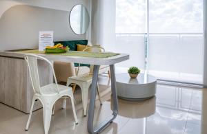 Cozy Apt with Balcony Parks Mall & Dining Nearby