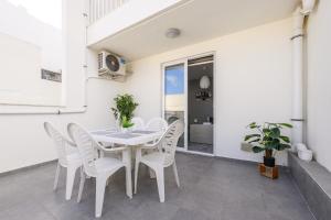 F7 Room 3, Private Bedroom two single beds shared bathroom in shared Flat