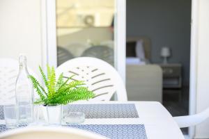 F7 Room 3, Private Bedroom two single beds shared bathroom in shared Flat
