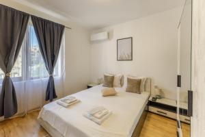 Modern 2BR flat with Parking for 4m cars