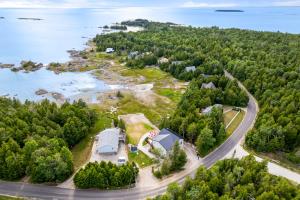 Modern Hay Bay Retreat Starlink Tobermory