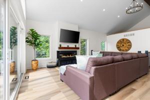 Modern Hay Bay Retreat Starlink Tobermory