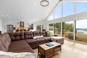 Modern Hay Bay Retreat Starlink Tobermory