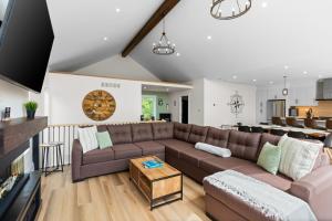 Modern Hay Bay Retreat Starlink Tobermory