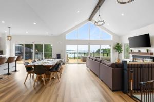 Modern Hay Bay Retreat Starlink Tobermory