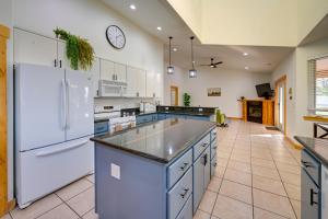 Kennewick Hideaway: Yard, Deck, 2 Living Rooms